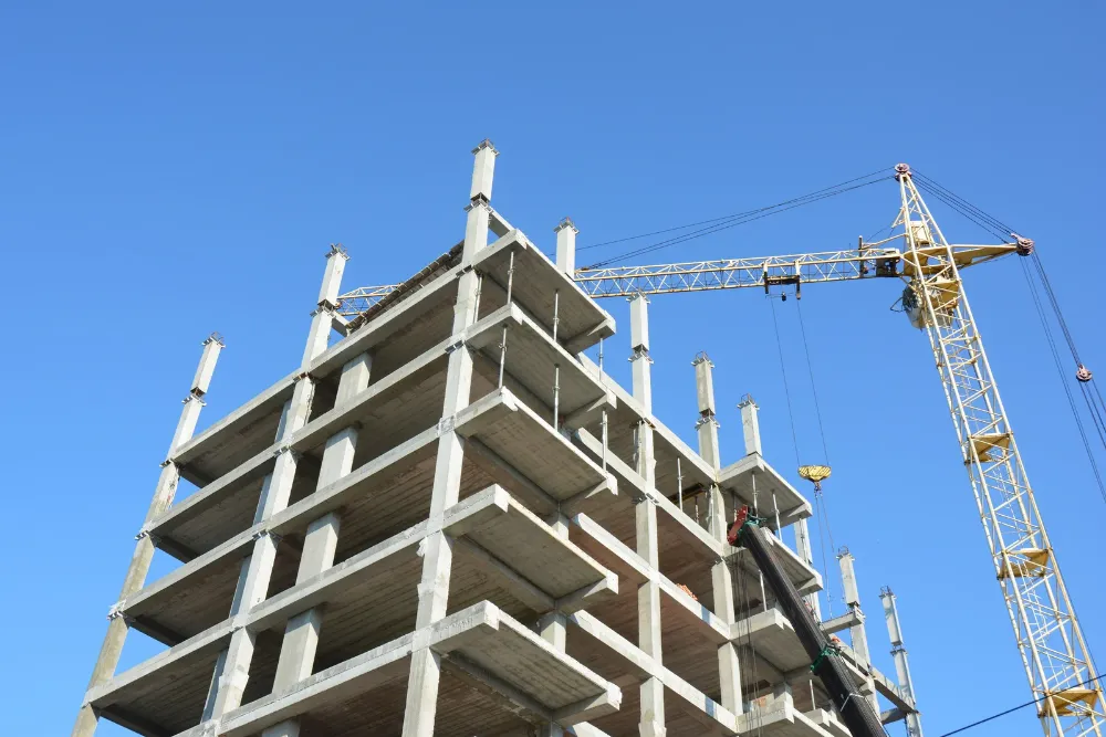 bâtiment en construction avec une grue